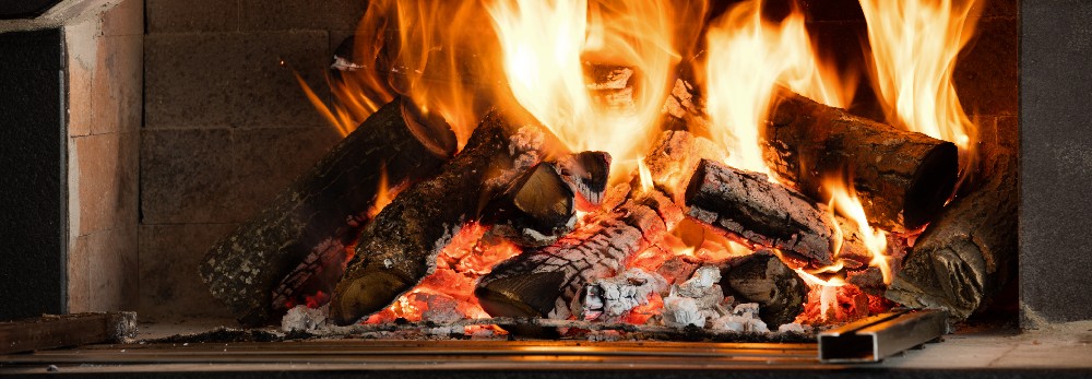 Holz brennt im Kamin